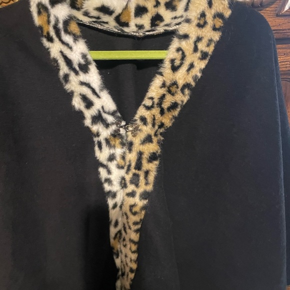 One size sweater poncho leopard trim - Picture 3 of 4